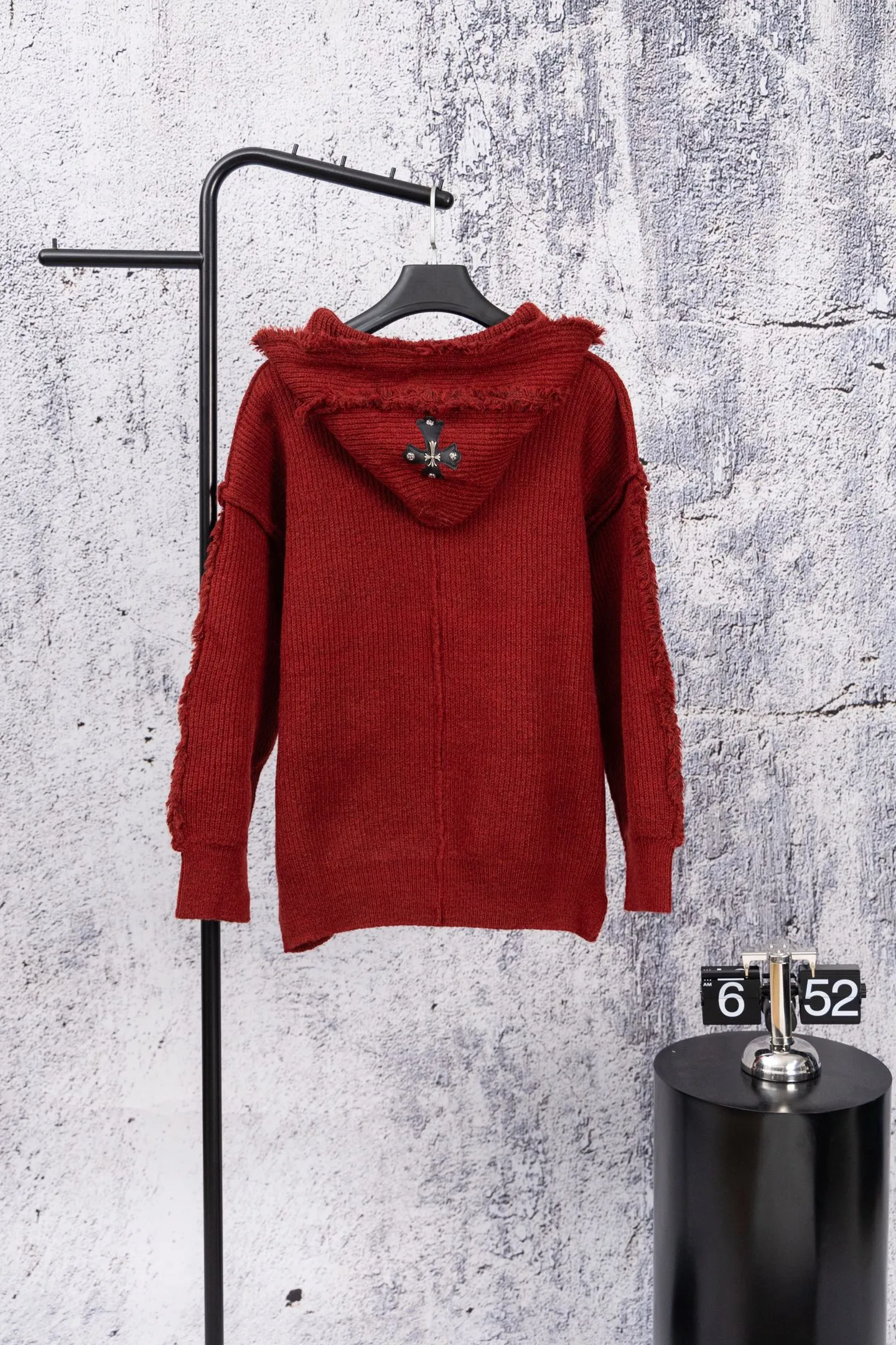 P300 Chrome Hearts CH Chrome Hearts 2025 hooded red sweater. Cross tassel leather label hooded soft and waxy red sweater. The sweater has a soft and waxy feel. The classic cross leather label design on the back cap is really great to wear as an inner layer or as a stand-alone in winter. It is full of Christmas and New Year flavor. It is a very practical item and is very versatile. It is recommended to buy it early. Size: S M L Color: Red